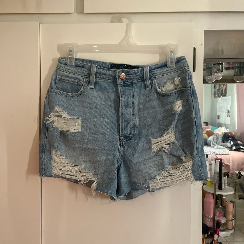 Hollister ultra-high rise mom shorts. Size 3. New with tags.